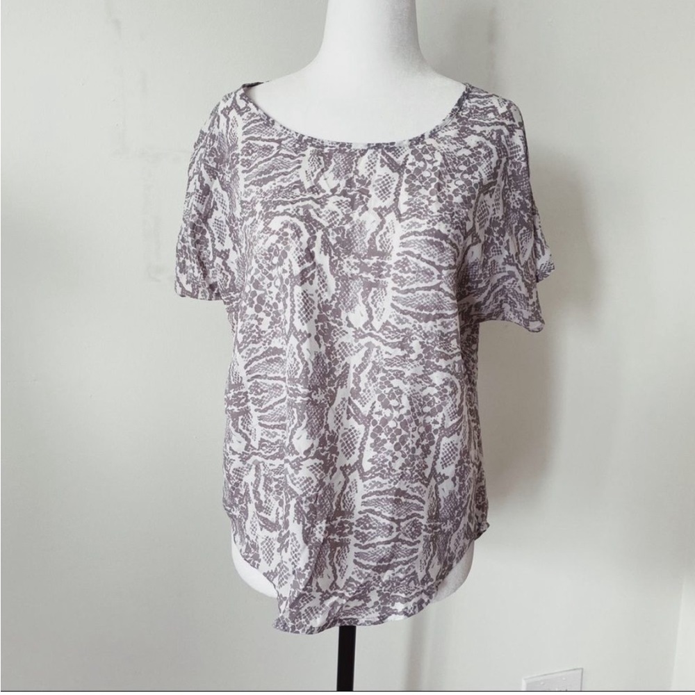 3/$35. Violet and Claire Size Medium Animal Print Breathable summer Blouse
